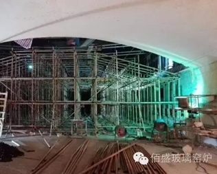 中玻蓝星650t/d浮法窑炉冷修采用碹模支撑新工艺，完成了熔化部大碹施工